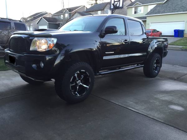 Black 2007 4x4 Toyota Tacoma w low mileage