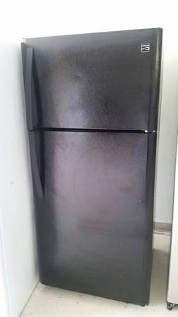 Black Kenmore topbottom fridge  in great working conditions