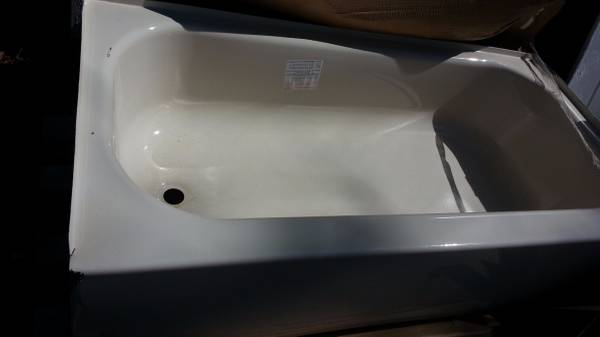 Bootz  MapleLeaf 5 Foot Left Hand Drain Raised Outlet Bathtub in Bone