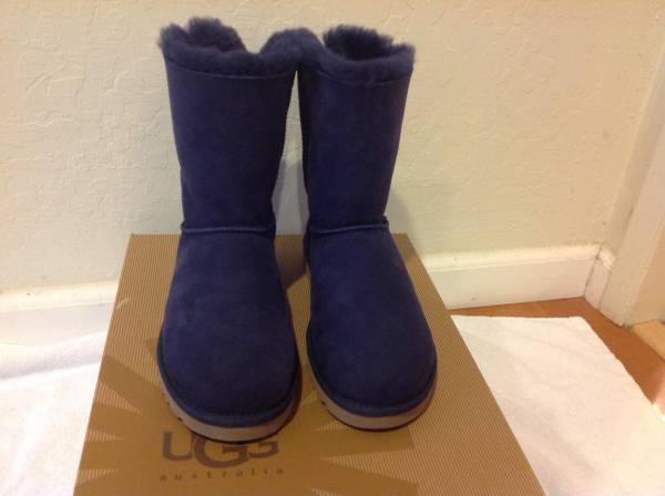 BRAND NEW, NEVER WORN Authentic blue UGG boots size7