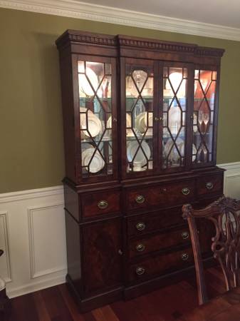 Broyhill China cabinet amp Buffet table (INCLUDES ALL CHINA)