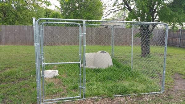 chain link dog kennel and dog house (Shawnee)