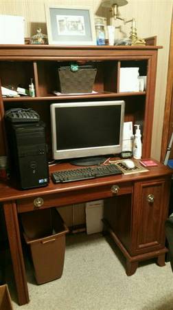 CHERRY FINISH COMPUTER DESK amp HUTCH