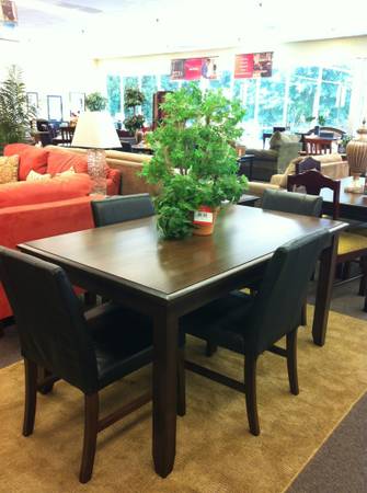 Colfax Table w 4 Leather Chairs Wow