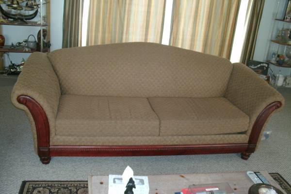 Couch for sale (Northridge)