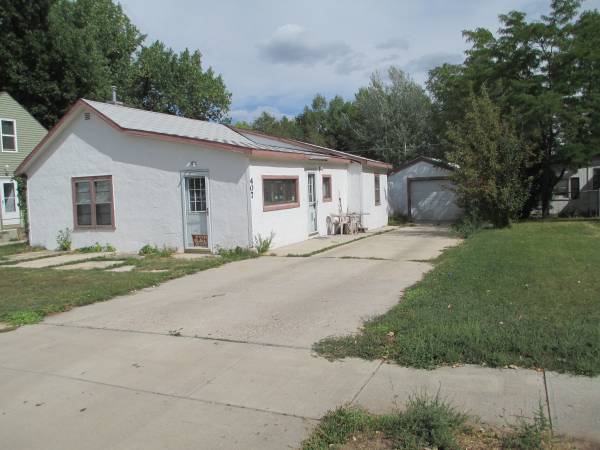 Cozy, two bedroom home with buildings (Gillette)