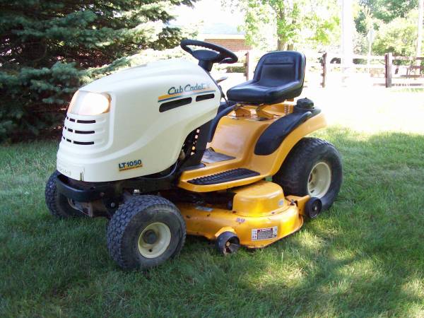 CUB CADET RIDER....LT1050