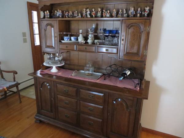 Dining Room Table, Chairs, Hutch and Cabinet