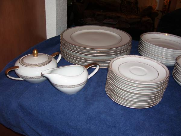 Dishes (8 place setting) and more (Olympia)