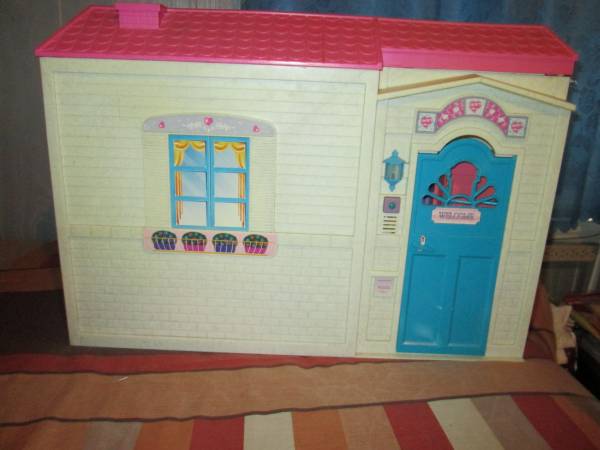 Dollhouse (plastic)