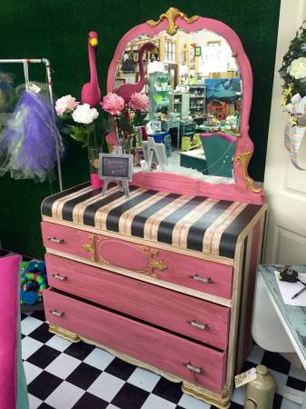 Dresser w Mirror (RVA Antiques)