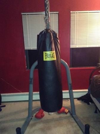 Everlast punching bagstand with extras
