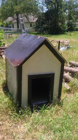 G I A N T  WOODEN DOG HOUSE (Haltom City)