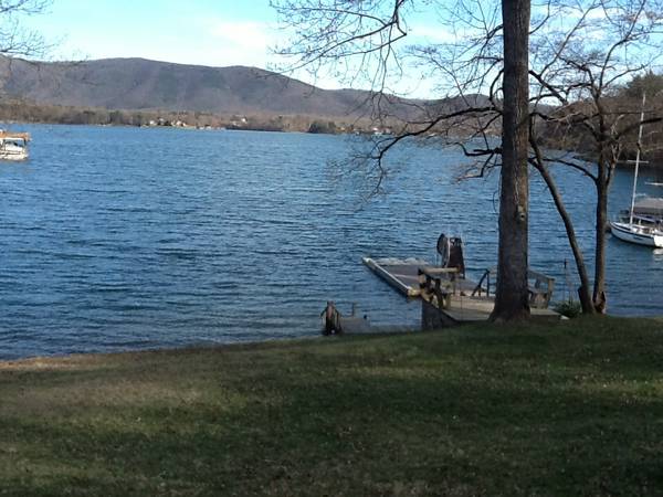 Get away at Smith Mountain Lake (Moneta)