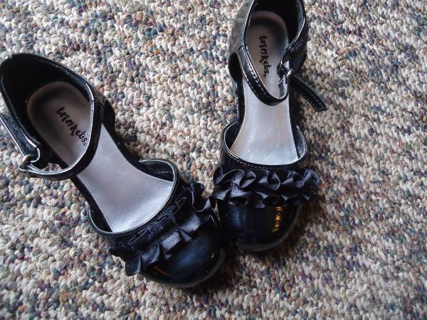 Girls Dress Shoes Size 9.5 by Trinkets