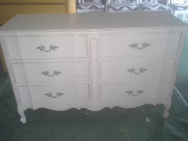 Gorgeous Soft Antique White 6 Drawer French Provincial Dresser