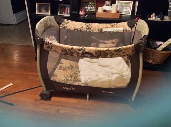 Graco pack and play and infant sling 60 (Murfreesboro)