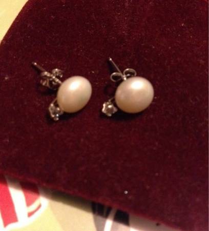 Helzberg earrings. New