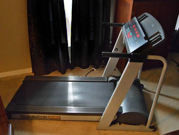 Image 10.2Qi Treadmill