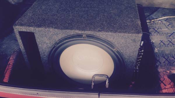 Infinity 12 inch sub in box with amp (Beech grove)