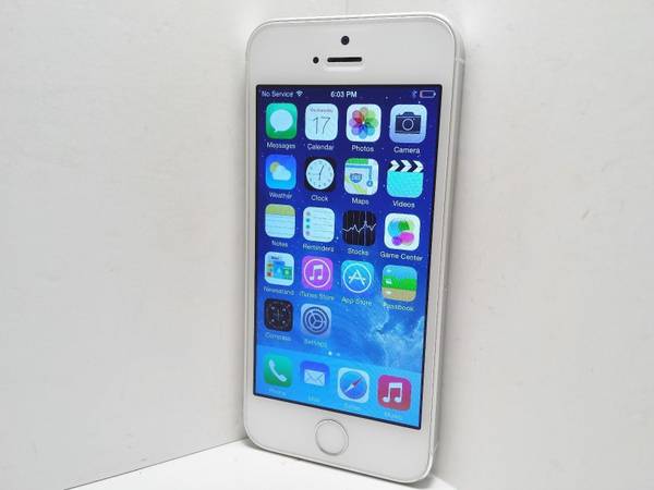 iPhone 5S Silver 32 GB LIKE NEW Factory unlocked for TMOBILE, ATT, VERIZON.