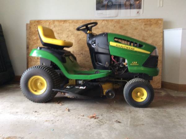 John Deere 125 Lawn Tractor