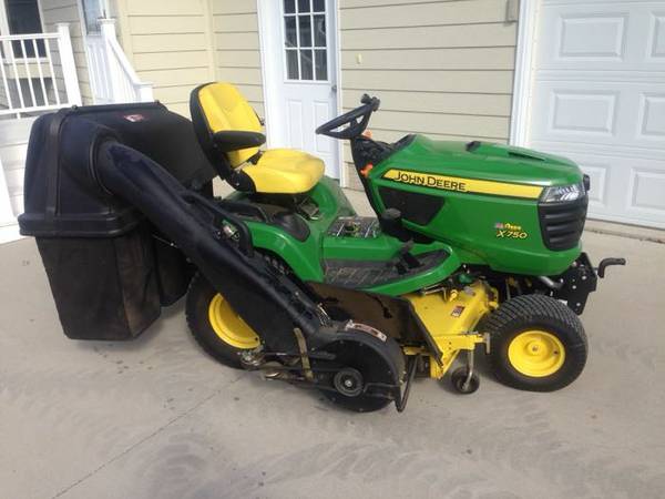 JOHN DEERE X750 DIESEL 62 DECK 121 HOURS WITH BAGGER LIKE NEW