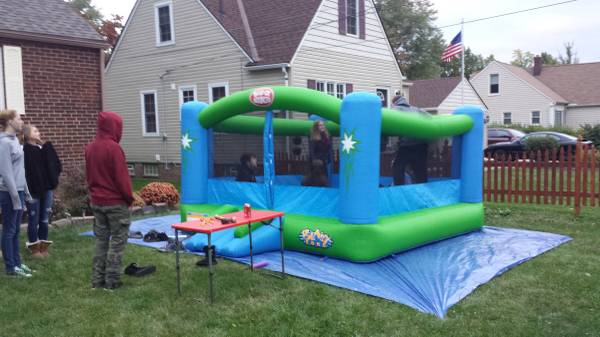 KIDS BOUNCE HOUSE FOR RENT. (LORAIN)