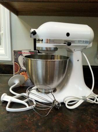 KitchenAid Classic Stand Mixer (Excellent Condition)