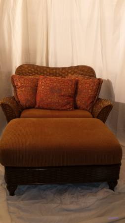 Large Rattan  Seattee w Ottoman