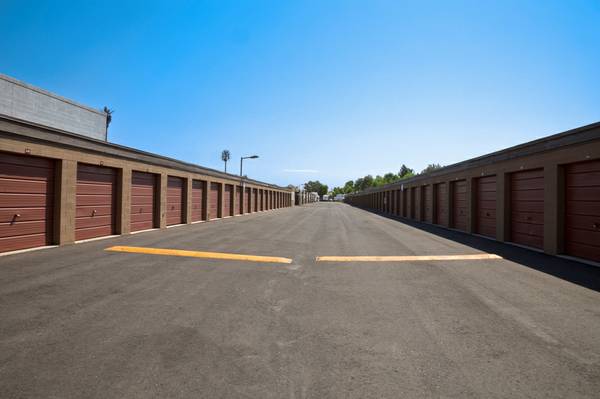 LARGE STORAGE UNITS 10X20s amp 10X22s RECEIVE 1 MONTH FREE (1001 N. Gilbert Road)