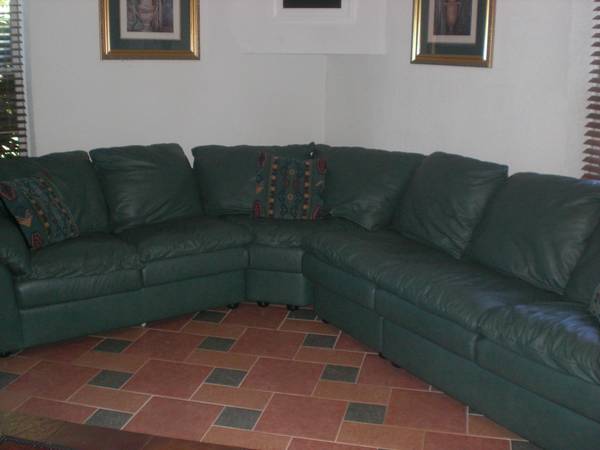 LEATHER SECTIONAL PAID 3,900 WILL SACRIFICE FOR 1900