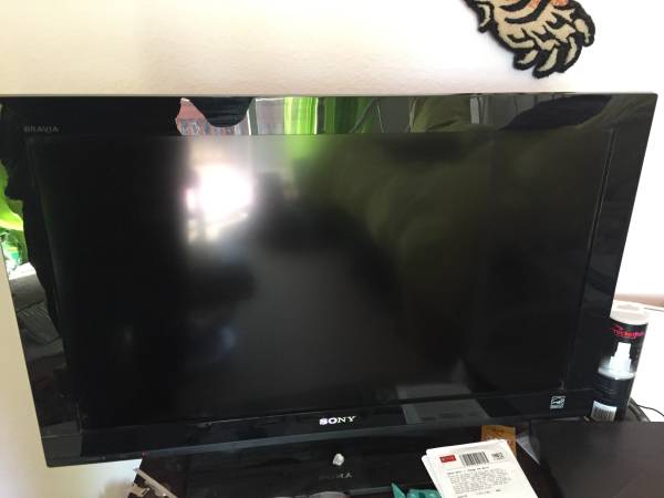 LED TV, excellent condition 32X19