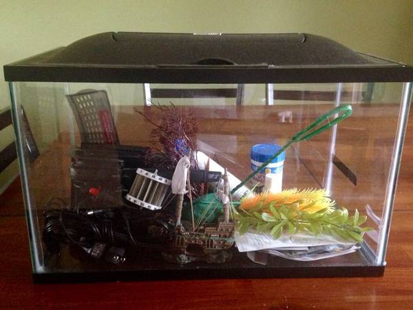 Like new 10 gallon aquarium, fish tank, and all accessories (Forest Lake)