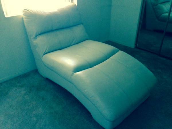 LIKE NEW CREAM COLORED LEATHER CHAIR