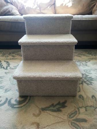 Like new, pet steps, carpeted (Falls Church)