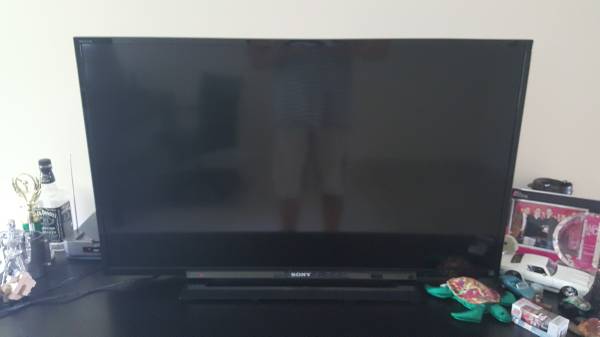 Like new Sony 40 inch led kdl 40r450a tv