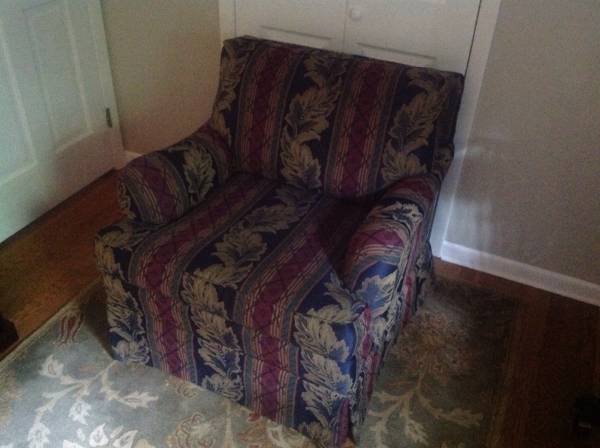 Like new Temple club chair