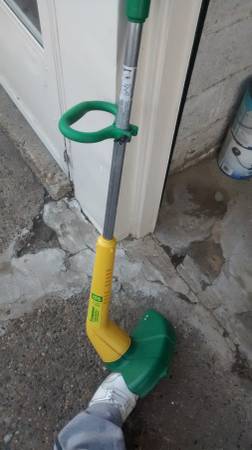 LIKE NEW WEED EATER ELECTRIC TRIMMER