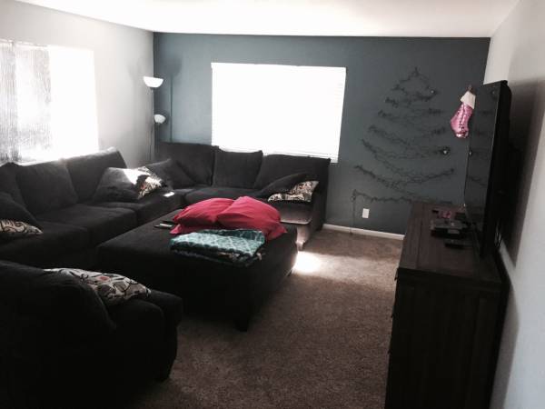 LOOKING FOR ROOMMATES (East Mesa)