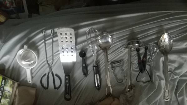 LOT OF ELEVEN KITCHEN ITEMS