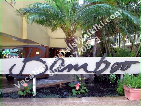 Lovely studio with kitchenette and pool. Washerdryer down the hall. (Waikiki, Honolulu, Hawaii)