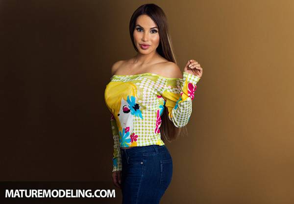 Mature females for modeling work (delaware)