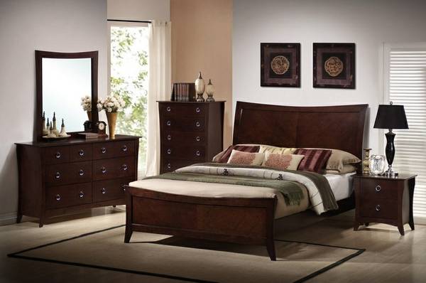 MEDIUM CHERRY WOOD FINISH EASTERN KING SIZE BED, NIGHTSTAND, MIRROR, DRESSER AND