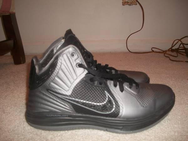 Mens Nike Hyperfuse size 9.5 BlkGry Used in great condition