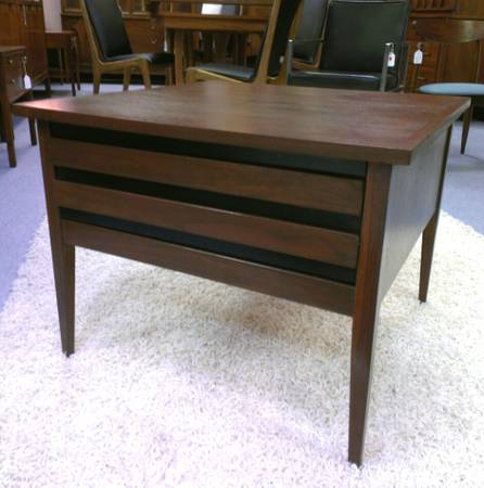 Mid Century Vintage Dillingham Accent Occasional Table