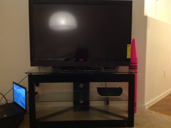 Moving sale TV, Compter Desk, dining table, Queen bed