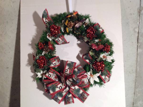 NEW 13 HOLIDAY CHRISTMAS WREATH WITH BOX