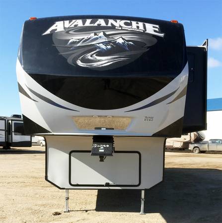 New 2015 Keystone AVALANCHE 331RE