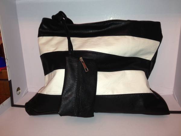 NEW black and White striped handbag with detachable zipper pocket